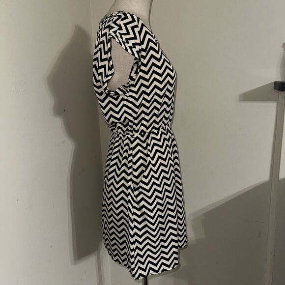Pink Republic Chevron Print Design Black Ivory Mini Dress Pockets Sz Small EUC - Picture 12 of 13